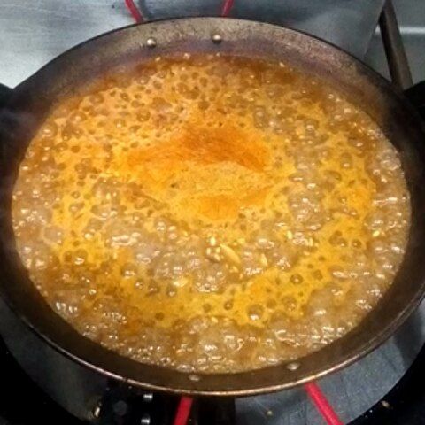 cocinando paella